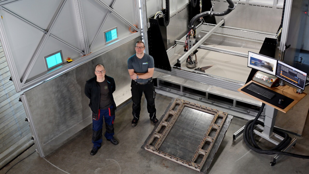 Makro-SLM Prototypenanlage mit einem Bauraum von 2 x 2 x 1 m³ mit einem Demonstrator eines innovativen Leichtbaurahmens für die Betonsteinproduktion aus Edelstahl (1.4301) mit 40 % Gewichtseinsparung durch 30 % Gyroid-Infillstruktur (Grundfläche: 1,3 x 1,2 m², Höhe: 78 mm, Masse: 120 kg, Druckzeit: 43 Stunden).