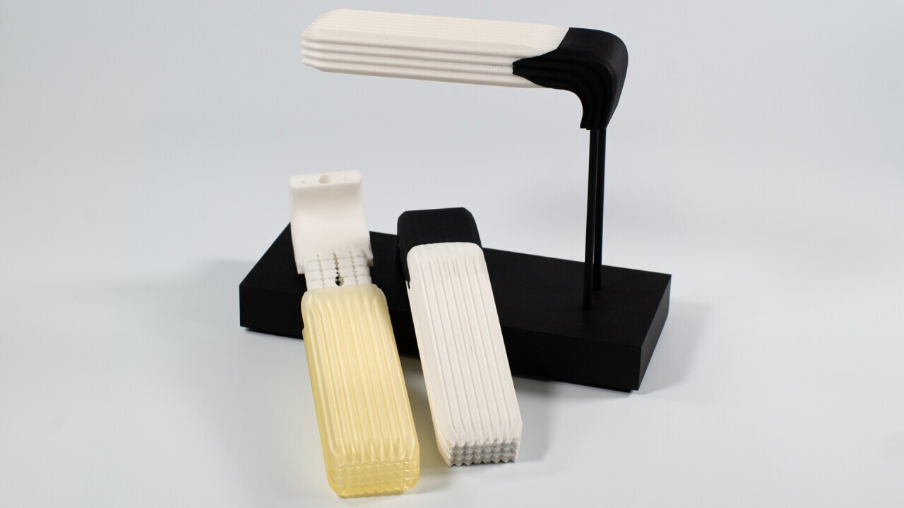 Armrest prototype, on the left the individual parts of outer mold and insert, on the right the foam padding