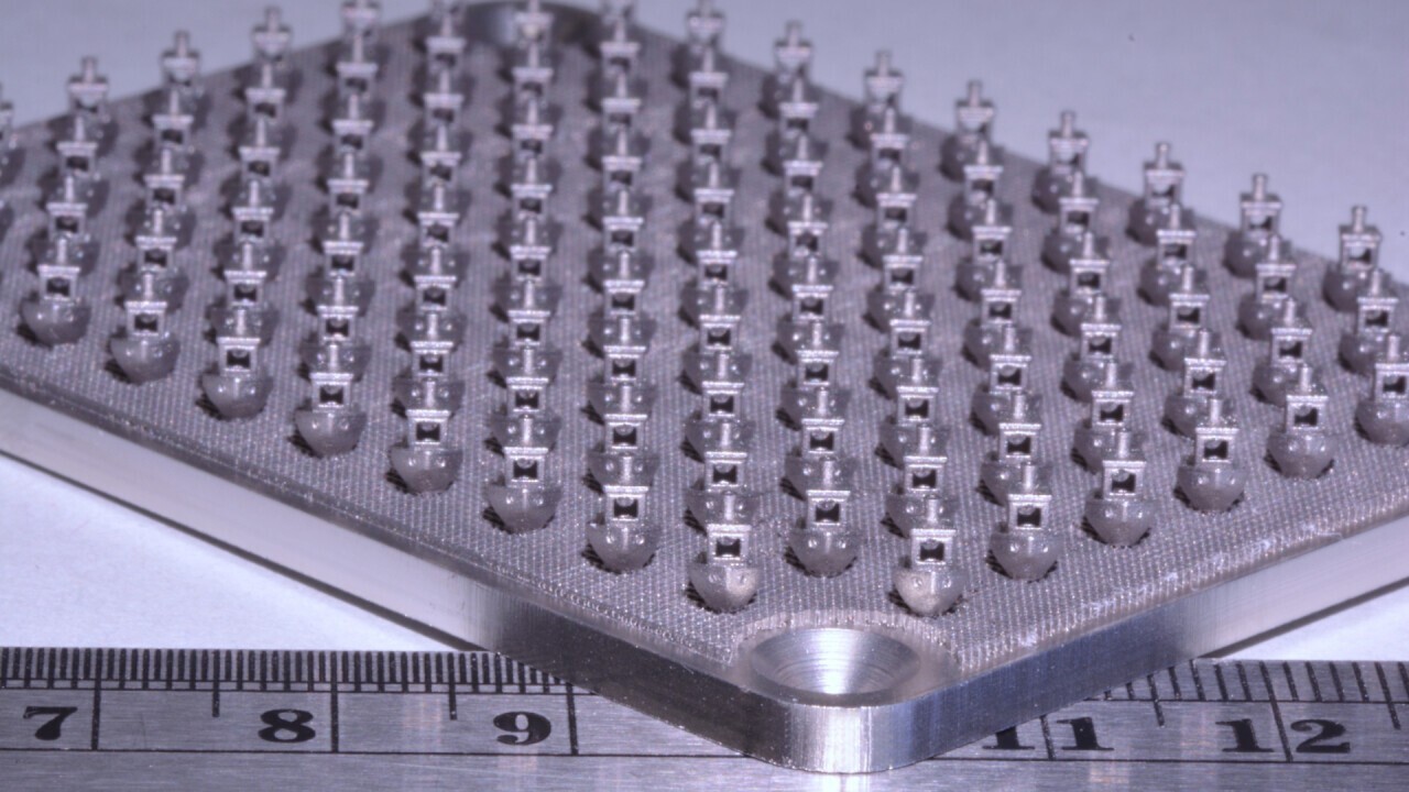 100 micro-3DBenchys (process demonstrator) on the building platform, production time: 4 min/piece.