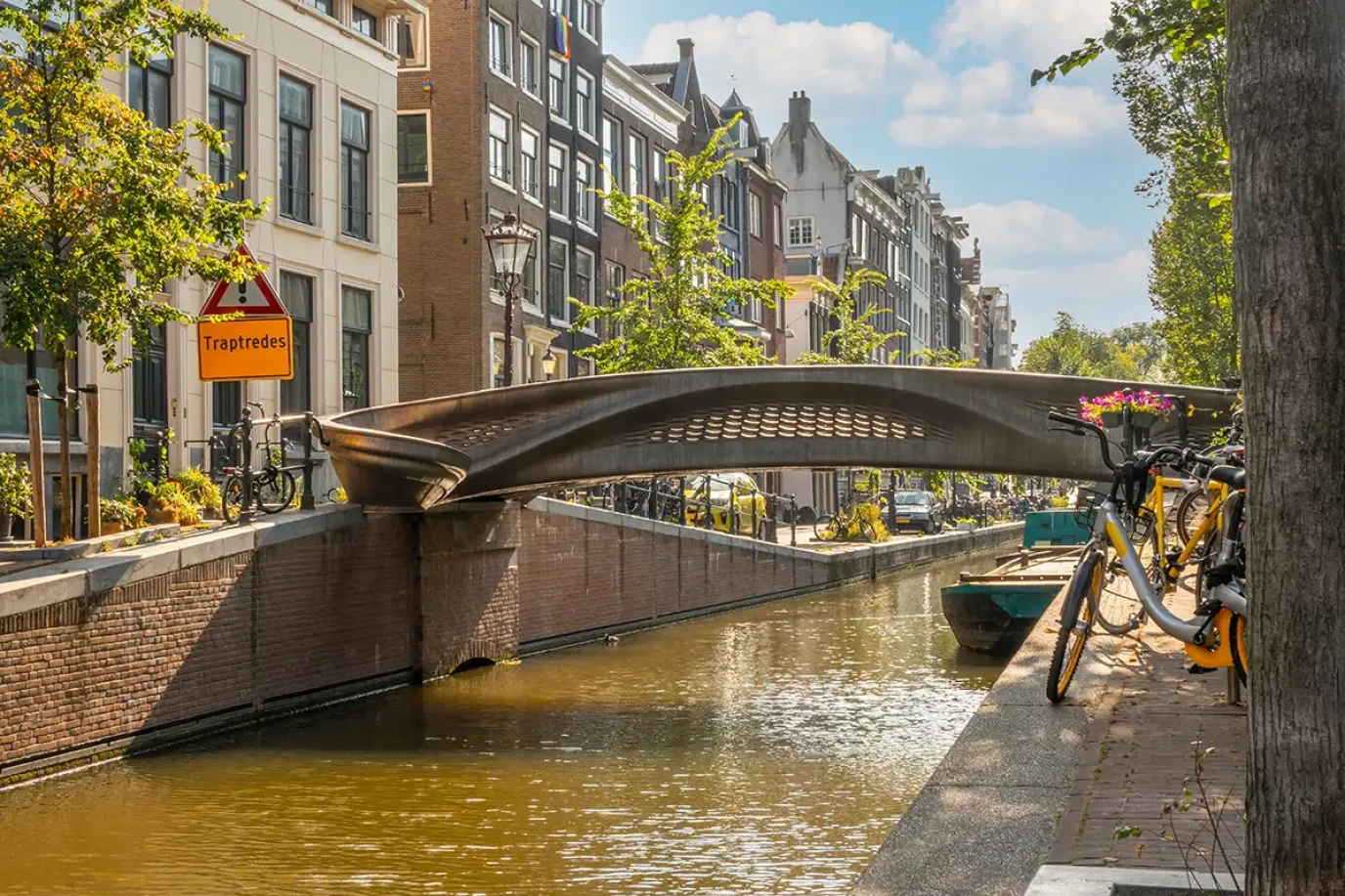 3D-gedruckte Metallbrücke in Amsterdam über einem historischen Kanal